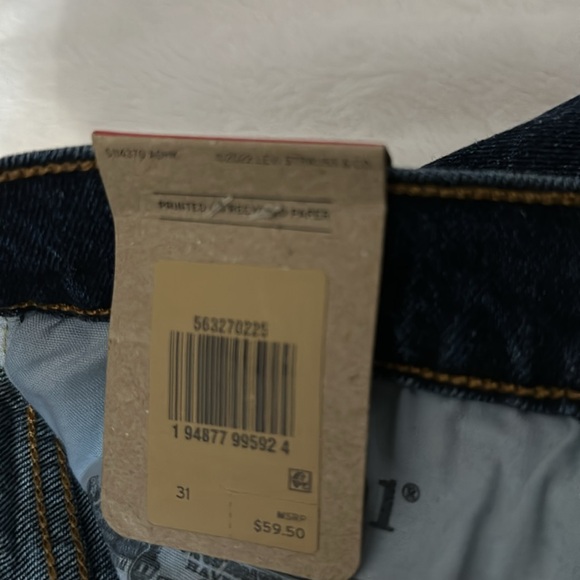 Brand New Levi’s 501 high rise fitted through the hip Jean shorts - Picture 6 of 6